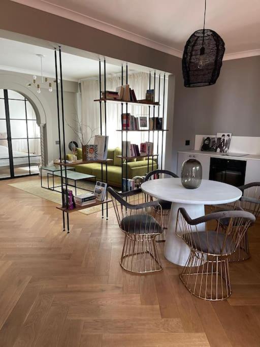 Stunning 1Bd Flat With 50M2 Terrace In The City Center Бухарест Екстер'єр фото